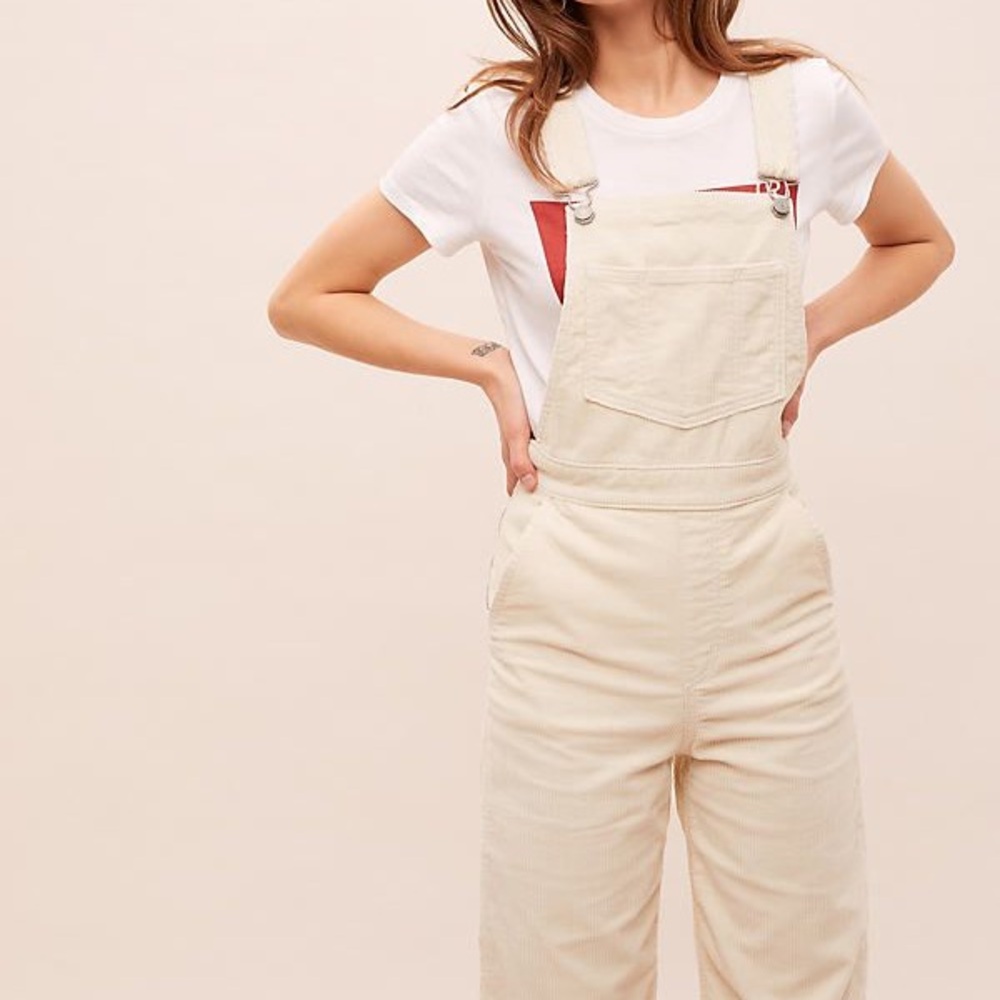 Levi’s Ribcage Cropped Overalls in off white
